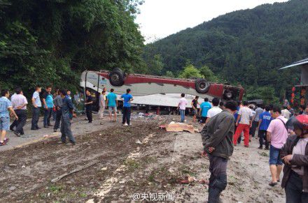 重庆一载51人旅游大巴下山途中翻滚致6死13伤