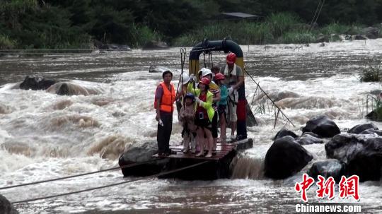 福建一景区河水暴涨 百余名观光游客被困峡谷(图)