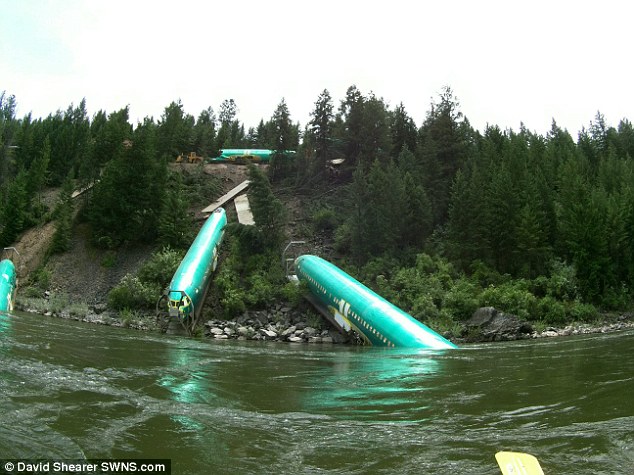 美国一运载波音737机身货运列车出轨 3架机身坠河