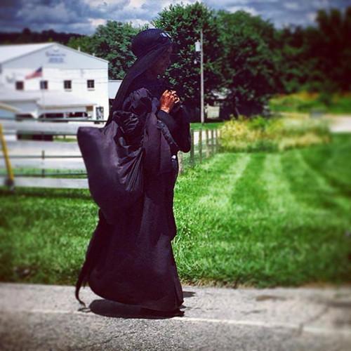 美国现神秘黑衣妇女徒步旅行走遍多州（图）