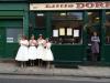 优秀奖：等待中的女士们。伦敦Burough市场，四个可爱的年轻女士身着复古白色连衣裙，站在一家咖啡厅门口吃着冰激凌，而门口的店主正在看着她们。她们是新娘？或者是伴娘？我们不得而知，但是，她们显然正在享受着一个非常特殊的日子。