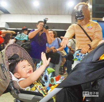 台北“鬼怪乐团”坐火车 游客喊赞小孩吓哭