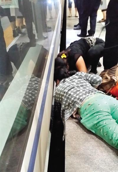 北京4岁男童跌入高铁与站台夹缝 众人齐力救人