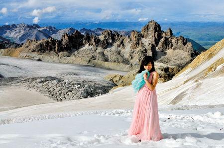 女子登海拔6000米雪山零下10℃中穿纱裙拍照（图）