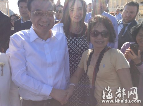 在希腊出访的国务院总理李克强偶遇福州人薛平，热情邀请她一起合影，友人帮她瞬间抓拍