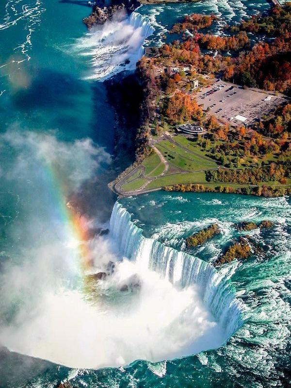 北美的尼亚加拉大瀑布，与彩虹金叶相伴，五彩斑斓下，恢弘的水流美得惊心动魄。