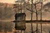 网友Gabriele Corno发布照片，展示捷克共和国秋天的小岛木屋。