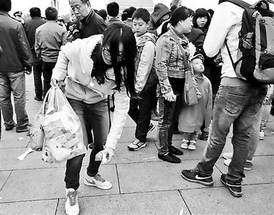 北京天安门垃圾量降低30% 大学生主动捡垃圾