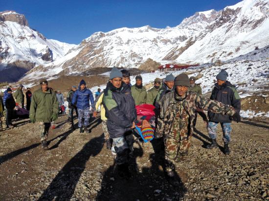 喜马拉雅山脉南麓发生雪崩致24人遇难百人失踪
