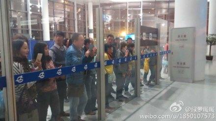热水泼空姐者回国再闹事 南京机场占廊桥扬言打人