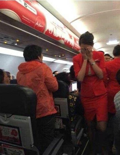 亚航空姐在涉事旅客泼水后哭泣。