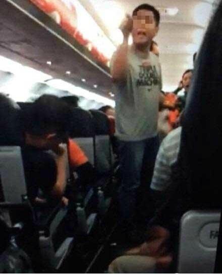 涉事游客安徽阜阳籍张某在航班上叫嚣，扰乱飞行安全秩序。