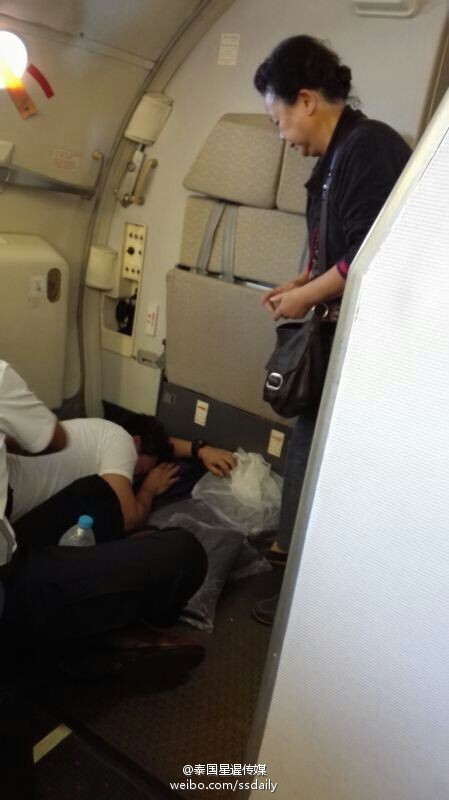 星暹传媒记者尤东婕当日在乘坐由中国广西南宁飞往泰国曼谷的OX619的泰国东方航空时，目睹了一场中国大妈勇救泰国空少的好人好事。