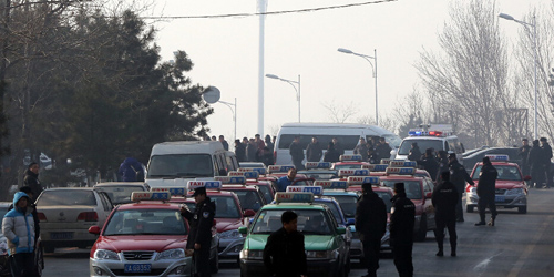 2015年1月4日，辽宁省沈阳市，2015年首个工作日，沈阳数千台出租车集体罢运，表达不满，不少上班族打不到车。交警在现场进行疏导。