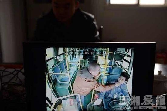 806路公交车队29岁的袁司机在行车途中拒绝一男子提出停车的要求后，遭到殴打。图/潇湘晨报记者 陈勇