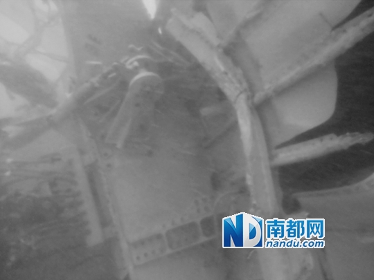 印尼国家搜救中心7日公布的亚航失事客机水下残骸照片。C FP供图