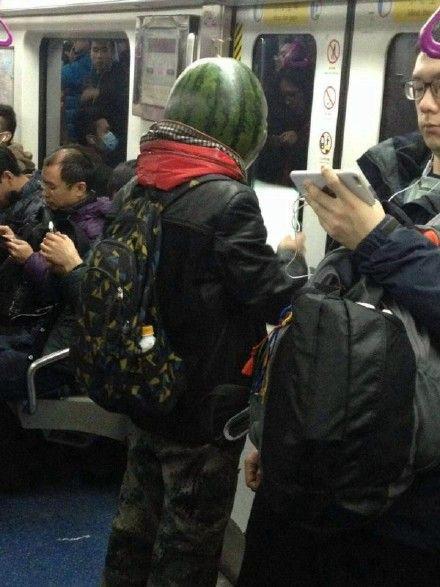 北京一男子戴西瓜头套乘地铁 被警察带下车(图)
