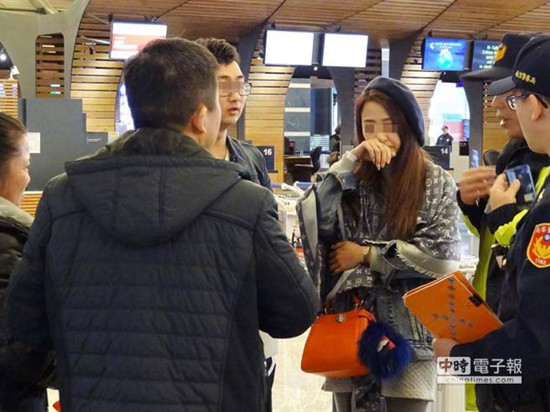 台湾桃园国际机场第1期航厦出境的海关及退税柜台前，因为排队问题，年轻女子(右)出声骂人，来自山西的中年男子(中)以为该女在骂他，回头对女子动粗。《中时电子报》