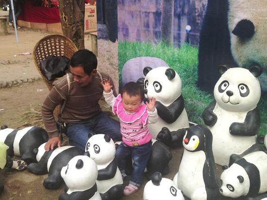 市民和小孩在熊猫乐园玩耍