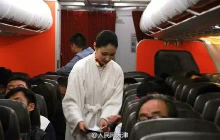 空姐身着睡衣现身飞机客舱 呼吁关注睡眠质量