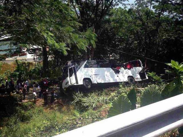 泰国普吉岛旅游客车坠崖 致中国游客3死17伤