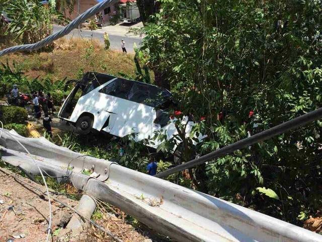 泰国普吉岛旅游客车坠崖 致中国游客3死17伤