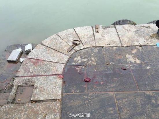 桂林落石致7名游客身亡 导游称央求游船施救遭拒