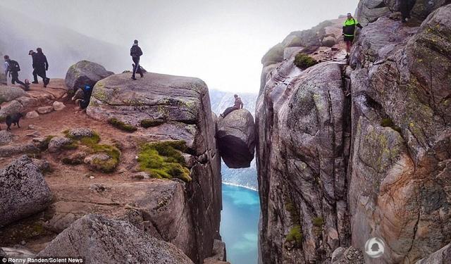 游客雨中登上挪威千米高悬石拍照(图)