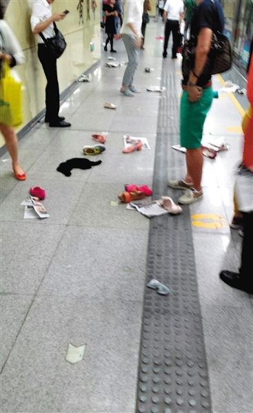 女子晕倒引发深圳地铁踩踏 骚乱过程不超2分钟