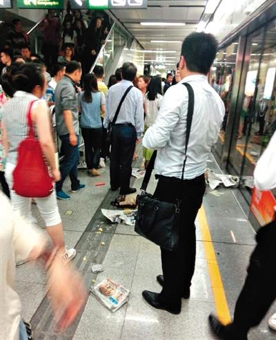 女子晕倒引发深圳地铁踩踏 骚乱过程不超2分钟