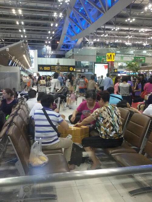 中国大妈在曼谷机场围成圈打牌 遭泰国人痛批