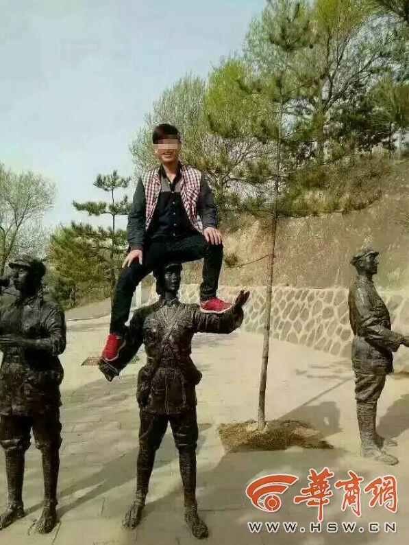 近日，有网友爆料称，在位于吴起县胜利山的中央红军长征胜利纪念园里，有人坐在纪念园的女红军雕像上拍照。从网友提供的图片看，是一名年轻男子，面带微笑坐在雕像上，并摆出拍照的姿势。很多人看到此情景后都十分气愤，纷纷谴责该男子“行为不雅”、“简直没教养” 。