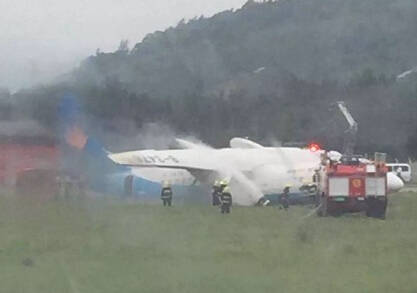 另据@航空物语消息，福州机场，新舟60起落架折断，冲出跑道，发动机和机翼都有折断。