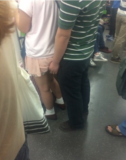地铁现“咸猪手” 好心市民拍照保护短裙女孩