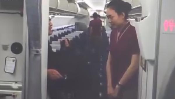 日男子在深圳飞上海航班上抽烟 偷带火柴过安检
