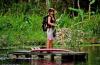 艾莉森无论到哪里都会带着她挚爱的冲浪板。图为她携带自己喜爱的冲浪板，和自制的环保木筏在林中穿梭。