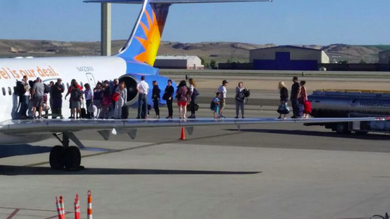 这张乘客们在机翼上的照片目前已在美国各大社交网络疯传。（图片来源：美联社）