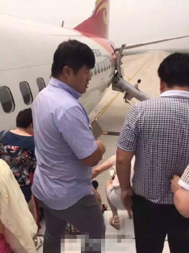 合肥飞广州航班起火返航 乘客机翼跳下受伤(图)