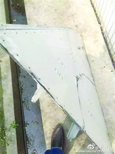 网友“Miracle_辰”发布的微博图片显示厂房被砸穿（左图），疑似掉落的飞机零部件呈三角形（右图）。