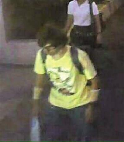 据泰国媒体报道，警方目前已锁定曼谷17日爆炸嫌疑人。这名嫌疑人穿黄色上衣，短裤，背蓝色书包，有宗教特征。据澳大利亚媒体报道，此人是澳大利亚籍英语老师，他已向泰国警方报到，称自己不是爆炸嫌疑人。
