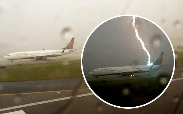 乘客捕捉美国客机遭闪电击中瞬间