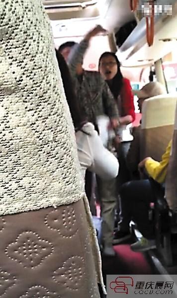 重庆游客云南旅游因不购物与导游起争执 被司机掀帽