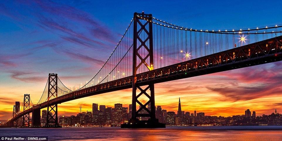 【美国旧金山金门大桥、日落】金门大桥和旧金山繁华的都市景象完美地结合在了一起，在落日余晖中显得格外美丽。