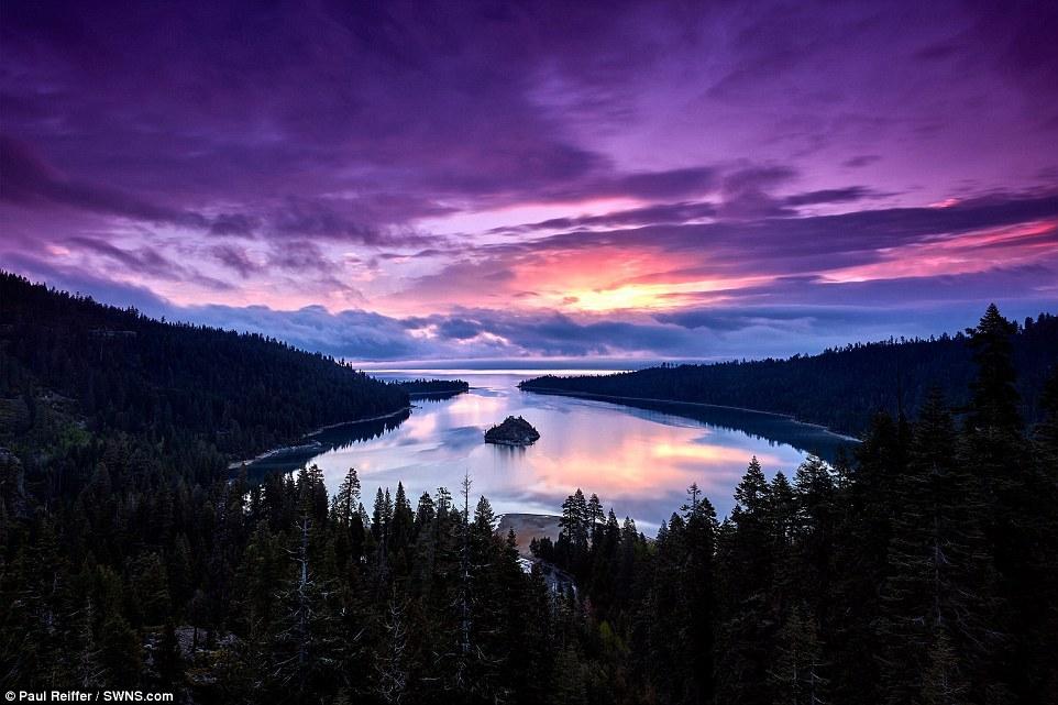 【美国加州太浩湖、日落】油画般的填空、波平如镜的湖面和绿影葱茏的岩石使这张照片看起来格外神秘、宁静。日落时分，剪影般的画面让人感觉仿佛来到了仙境。
