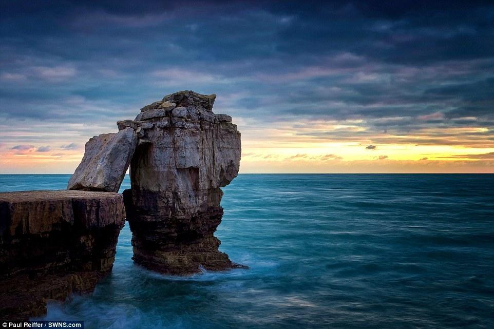 【英国多赛特布道石、日落】在海浪日夜侵蚀下，布道石很可能有一天就不见了。