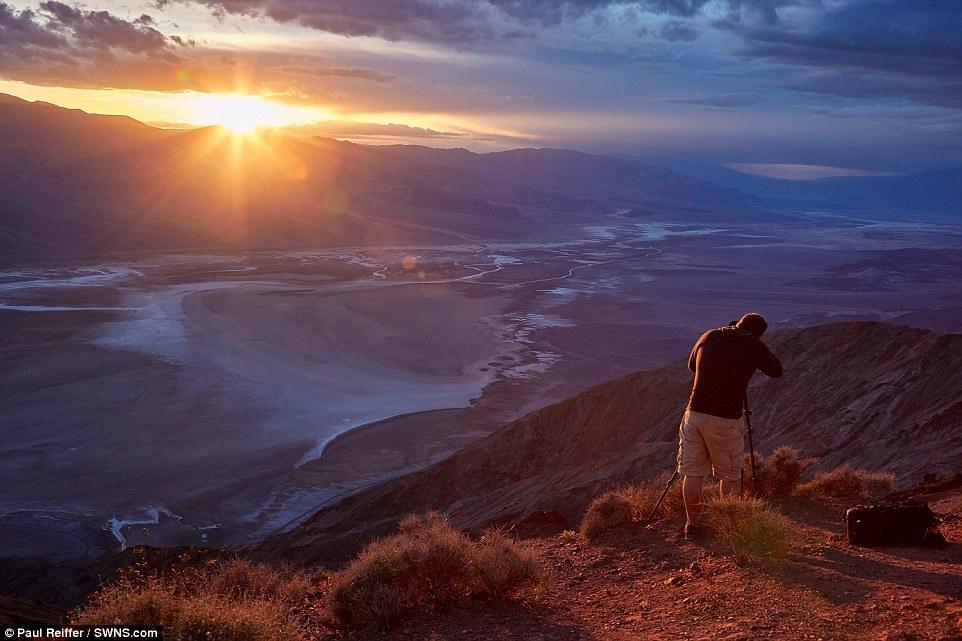 【美国加州死亡谷、日落】死亡谷是世界上最干燥、最热、地势最低的地方之一。照片中的人正是Reiffer，他想赶在太阳下山之前多拍几张照片。