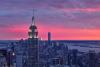 【美国纽约帝国大厦、日落】这张照片是Reiffer在位于帝国大厦西边的一座高楼楼顶拍摄的。这张照片的特殊之处在于同时拍到了纽约新地标自由之塔和帝国大厦。