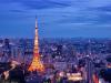 【日本东京塔、黄昏】当整座城市都被笼罩在深蓝色的夜幕中时，点着黄色灯光的东京塔就像一道从地面上射出的激光，格外显眼。