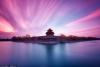 【中国北京故宫、日出】这张照片拍摄于故宫的西北角。古老的皇宫之上是一片粉紫色的天空，在四周的湖水的倒映下显得格外雄伟壮丽。