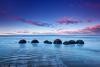 【新西兰摩拉基大圆石、日落】这些海边的圆石头看起来就像是一个个巨大的鸟蛋。Reiffer抓拍到了太阳在海平面上消失的瞬间。